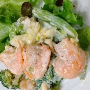 海老とアボカドののクリーミｨー野菜サラダ